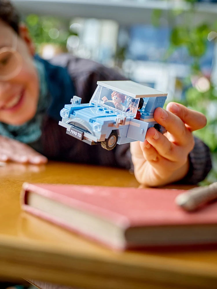 LEGO 76424 Harry Potter Flying Ford Anglia, Buildable Car Toy with 2 Minifigures for Role Play