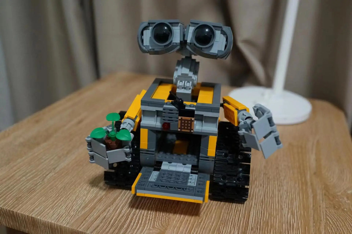 687PCS Robot Wa-l-li Building Bricks Movie series robot Compatible 21303 DIY Model For Child Toys Gift