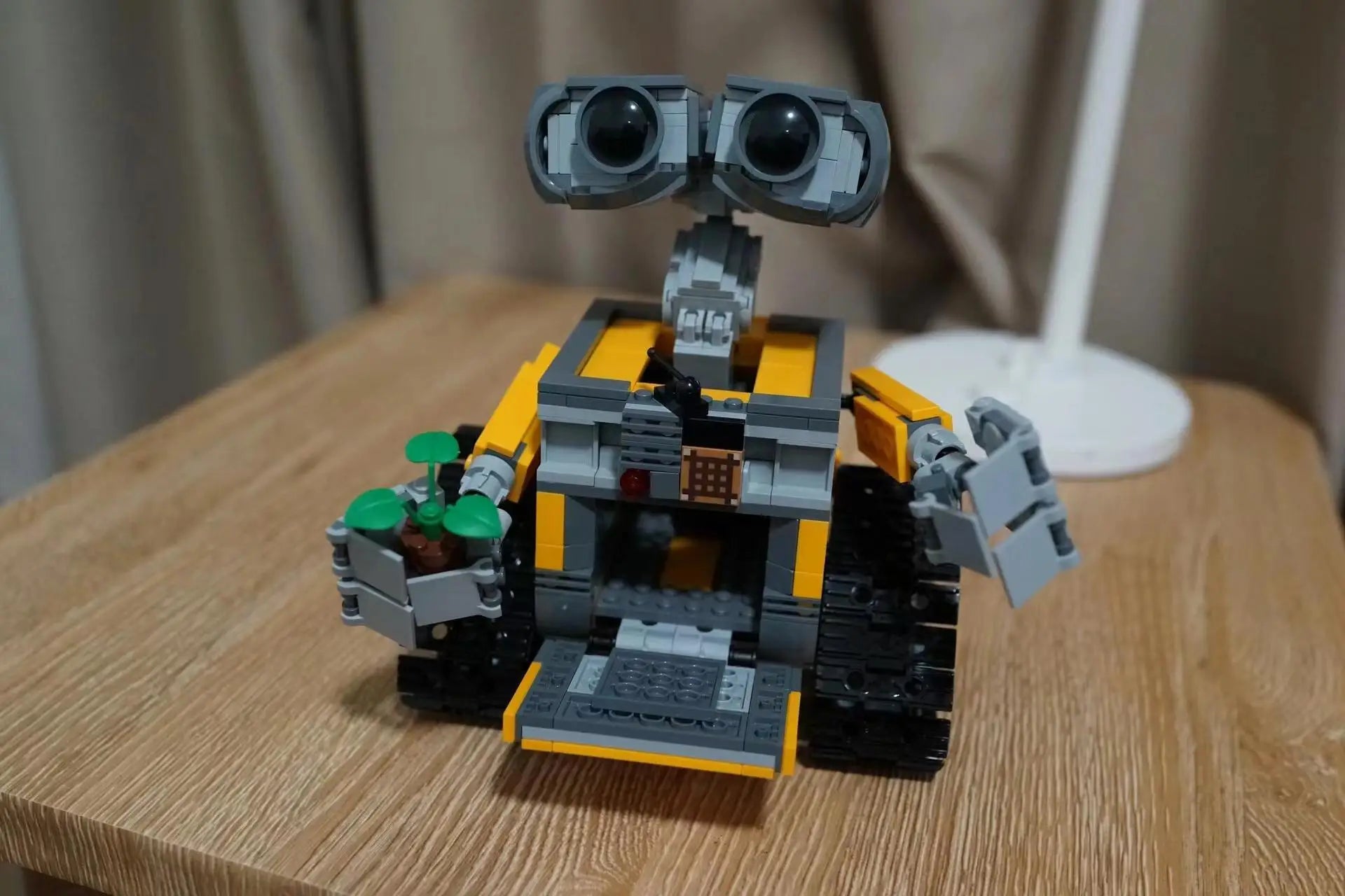 687PCS Robot Wa-l-li Building Bricks Movie series robot Compatible 21303 DIY Model For Child Toys Gift